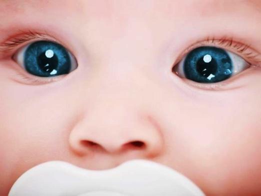 Når endres barns øyne?