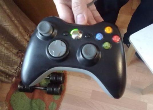 Hvordan koble joysticken til Xbox 360?