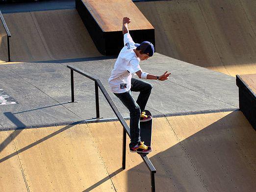 Hvordan lage triks på et skateboard?